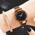 Dettaglio dell'orologio cielo stellato oro rosa e bracciale stella con strass al polso - Orologio Caffè Bracciale