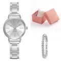 Detailset mit silberner Quarzuhr, Strassarmband und rosa Geschenkbox zur Präsentation - Uhr Armband Und Pinke Box / Silber Weiß