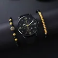 Detailopname van Geneva herenhorloge en kralenarmbanden op een zwarte display - Zwarte Kast Gouden Wijzerplaat Met Armband