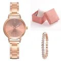 Detail der roségoldenen Quarzuhr und Herz-Diamant-Armband in einer rosa Geschenkbox - Uhr Armband Und Pinke Box / Roségold