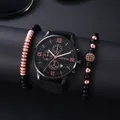 Macro-opname van zwart kwartshorloge met Romeinse cijfers en kralenarmbanden - Zwarte Kast Roségouden Wijzerplaat Met Armband