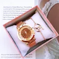 Coffret cadeau avec montre femme en or rose et bracelet cœur sur un coussin blanc - Montre Bracelet Et Boîte / Marron