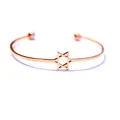 Makroaufnahme des Roségold-Armreifs mit minimalistischem hohlem Hexagramm-Stern-Detail - Armreif