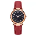 Détail du cadran étoilé avec boîtier en métal or rose et bracelet en cuir rouge fin - Rouge