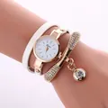 Reloj de cuarzo con pulsera de cuero blanco envolvente y colgante de cristal brillante - Blanco