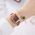 Detailopname van vierkant dameshorloge met malachiet armband op een roze geschenkdoos - Bruin Horloge en Armband
