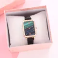 Detail van dameshorloge met groene marmeren wijzerplaat en roze geschenkdoos - Zwart Horloge met Doos