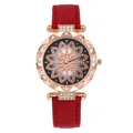 Elegant roségoud dameshorloge met rode suède band en bloemvormige wijzerplaat - Rood
