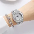 Gros plan sur une montre et un bracelet de luxe argentés pour femme avec cristaux brillants - Ensemble Montre et Bracelet Argentés