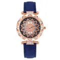 Detail van roségouden horloge met bloem wijzerplaat en strass-steentjes op de bezel - Blauw