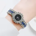 Dettaglio dell'orologio al quarzo di lusso con strass blu e bianchi sul cinturino d'argento - Argento Blu Solo Orologio