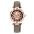 Detail van de roségouden kast en bloemenwijzerplaat met strass en grijze leren band - Grijs