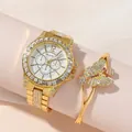 Dettaglio dell'orologio dorato con strass e bracciale a farfalla su espositore rosa - Orologio Dorato E Bracciale Farfalla