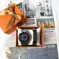 Vue détaillée de la montre Geneva argentée et du bracelet dans un coffret orange - Watch Bracelet And Gift Box / Boîtier Argenté Cadran Noir