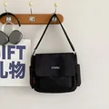 Minimalistische schwarze Kuriertasche mit Klappe und Seitentasche für den täglichen Gebrauch - Schwarz