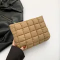Minimalistische khakifarbene gesteppte Puff-Kosmetiktasche mit großem Stauraum - Braun