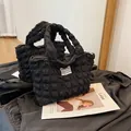 Elegante bolso negro con textura de burbujas, tela acolchada y parche retro - Negro