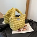 Bolso de mano amarillo brillante con textura de burbujas, cremallera y etiqueta tejida - Amarillo