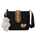Süße schwarze Canvas-Umhängetasche mit Katzen-Patch, Bärenanhänger und brauner Klappe - Einzelne Tasche / Schwarz
