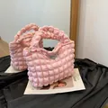 Bolso de mano rosa con textura de burbujas, diseño acolchado y asa de tela suave - Rosa