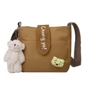 Braune Canvas Umhängetasche mit süßem Bärenanhänger und weißem Chong ya Aufdruck - Khaki