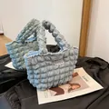 Bolso de mano azul claro con textura de palomitas y volantes plisados con asa - Azul