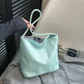 Bolso de hombro en nailon verde menta con bordado blanco sobre fondo denim azul - Estándar / Verde azulado