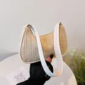 Bolso de hombro media luna de paja tejida beige con adornos de cuero blanco chic - Blanco