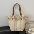 Beige gewebte Canvas-Einkaufstasche mit braunen Streifen und modischen Fransendetails - Gebrochenes Weiß