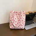 Rosa Cord-Einkaufstasche mit Erdbeermuster und geräumigem, lässigem Design - Rosa (Ohne Anhänger)