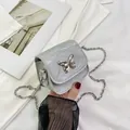 Silberne Mini-Schleifentasche mit Metallic-Faltenstruktur und feiner Kette - Silber