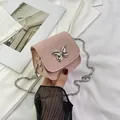 Mini-Kettentasche in Hellrosa mit silbernem Schmetterlingsverschluss und Ledertextur - Rosa
