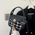 Bolso clásico de tweed a cuadros blanco y negro con asa de cuero sintético - Negro