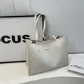 Sac cabas beige minimaliste en similicuir avec fines anses et logo doré élégant - Blanc