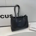 Grand sac cabas noir avec surpiqûres blanches contrastées et longues bandoulières - Noir