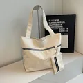 Elegante borsa tote crema plissettata con tasca lampo e mini astuccio coordinato appeso - Bianco Sporco