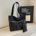 Set borsa tote nera minimalista con trama stropicciata e dettaglio zip argento - Nero