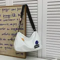 Λευκή πάνινη τσάντα χιαστί με μαύρο λουράκι και διακοσμητικά σήματα μόδας - Λευκό