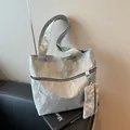Set borsa tote argento metallizzato con trama plissettata e piccola pochette coordinata - Argento