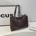 Grand sac cabas en cuir marron foncé avec surpiqûres blanches et longues anses élégantes - Café