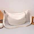 Borsa a tracolla minimalista in tela a nido d'ape bianco crema a forma di mezzaluna - Bianco