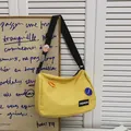 Μεγάλη κίτρινη πάνινη τσάντα με πολύχρωμα σήματα και μαύρο φαρδύ λουράκι ώμου - Χακί