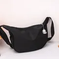 Borsa a tracolla a mezzaluna nera in tessuto waffle con ciondolo a forma di cagnolino - Nero