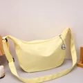 Borsa a tracolla a mezzaluna giallo chiaro con trama a nido d'ape e charm cane - Giallo