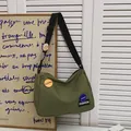Bolso de lona verde oliva con insignias de moda y correa negra ajustable - Verde