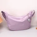 Borsa a tracolla a mezzaluna in tessuto waffle viola con ciondolo a forma di cane - Viola