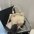 Beigefarbene Beuteltasche aus Leder mit Narbung, Seilgriff und einem Umhängeriemen - Weiß