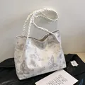 Bolso tote blanco crema con estampado de mariposas y asas de cuero trenzado - Plateado