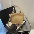 Beige Beuteltasche aus genarbtem Leder mit Knotengriffen und verstellbarem Gurt - Khaki