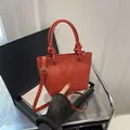 Rote Eimer-Handtasche aus Leder mit Litschi-Maserung und dekorativem Knoten - Rot